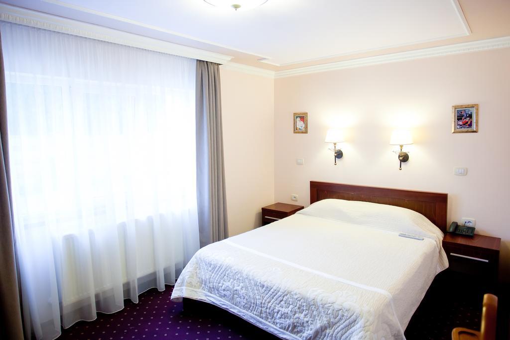 Hotel Parc Tecuci Zewnętrze zdjęcie